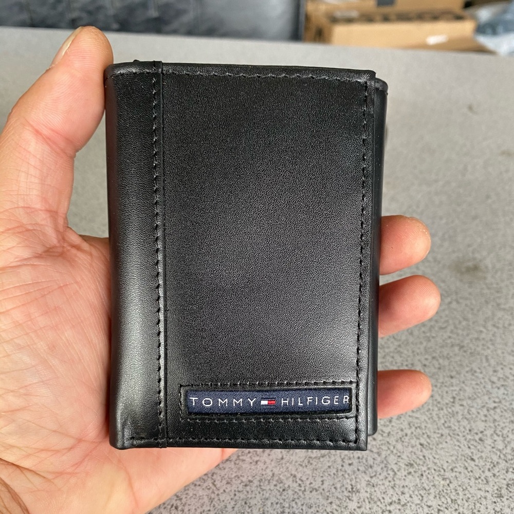Tommy Hilfiger men’s wallet ( new with out tag)